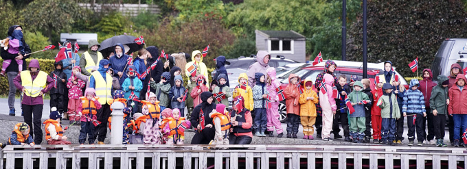 Barnehagebarn ventar på at Kronprinsen skal komma til Hardbakke hamn. Foto: Sara Svanemyr, Det kongelege hoffet